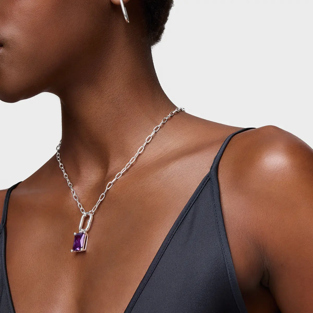 Gemstone pendant necklace worn on the neckline · Fashion retouching, TimeLäB Studio Barcelona