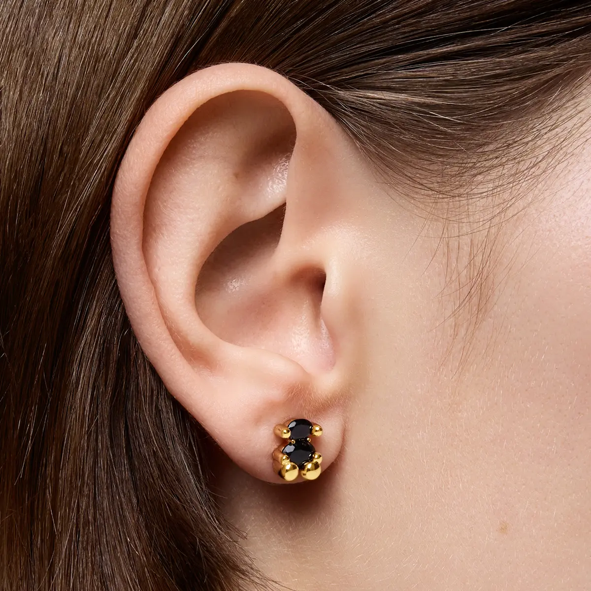 Stud earring photographed close on the ear · Fashion retouching, TimeLäB Studio Barcelona