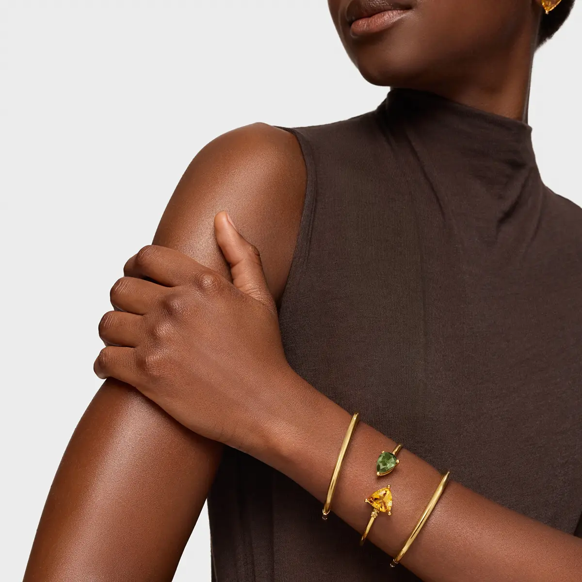 Gold bracelets worn on the upper arm · Fashion retouching, TimeLäB Studio Barcelona