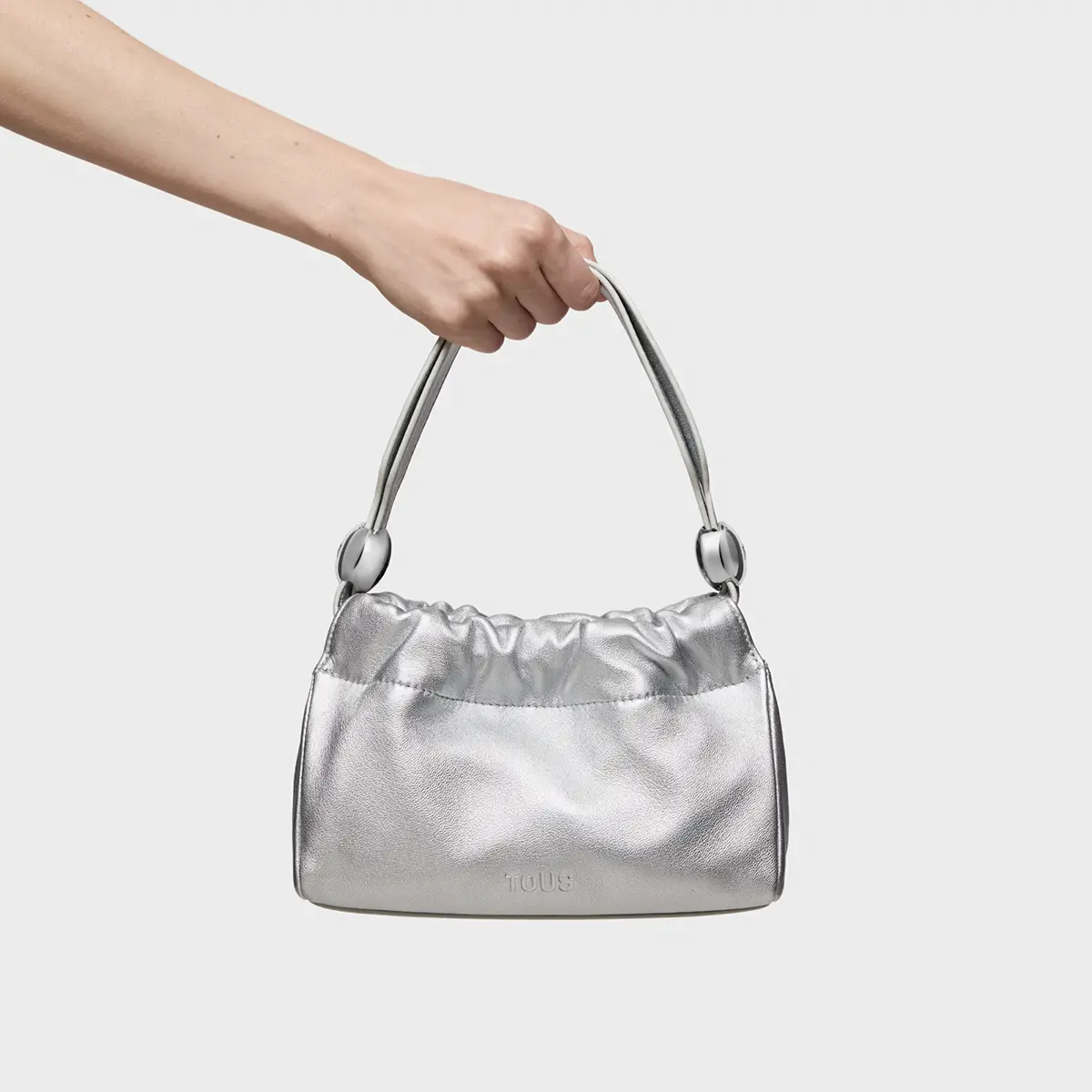 Silver handbag held by the handle · Fashion retouching, TimeLäB Studio Barcelona