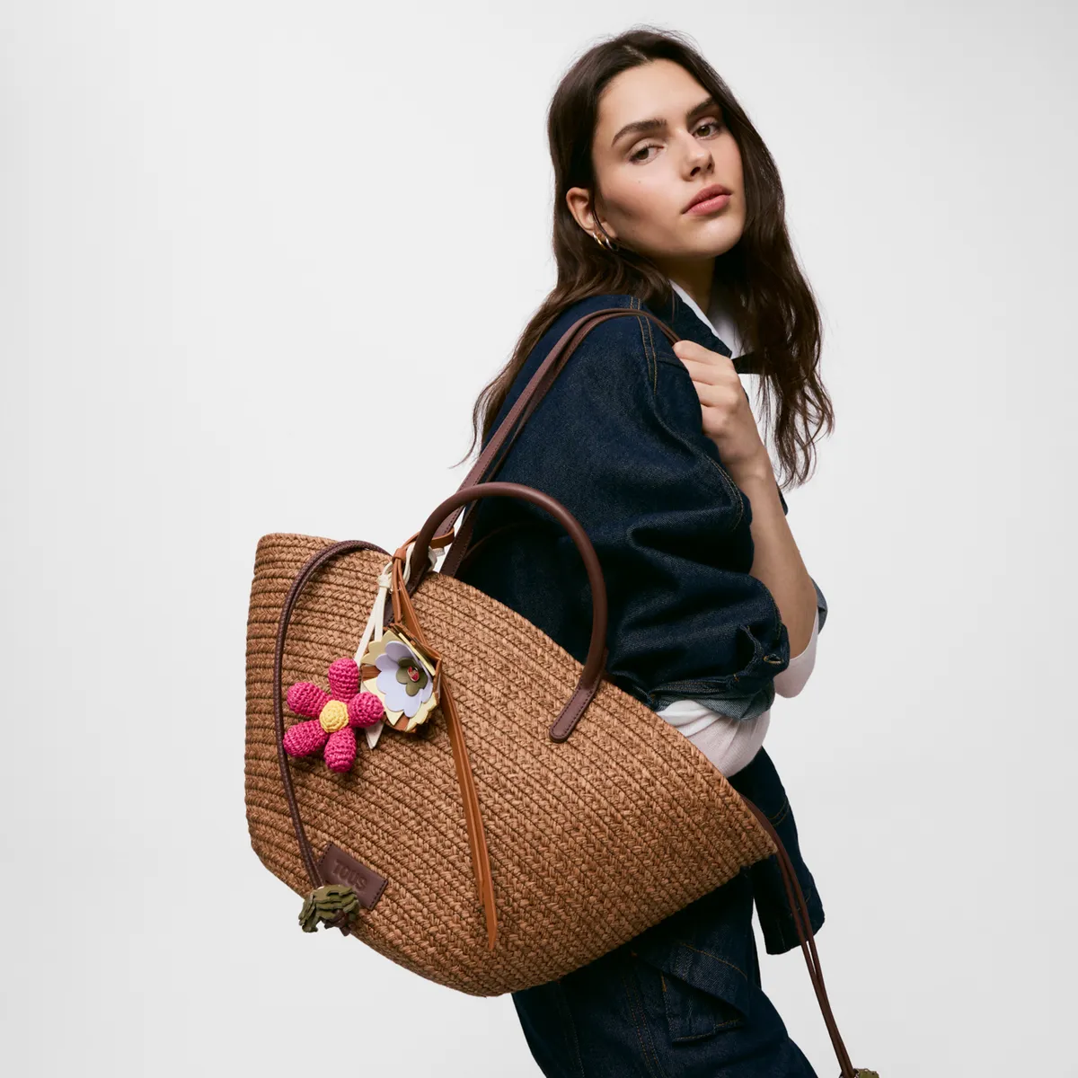 A model with a woven raffia bag over denim · Fashion retouching, TimeLäB Studio Barcelona