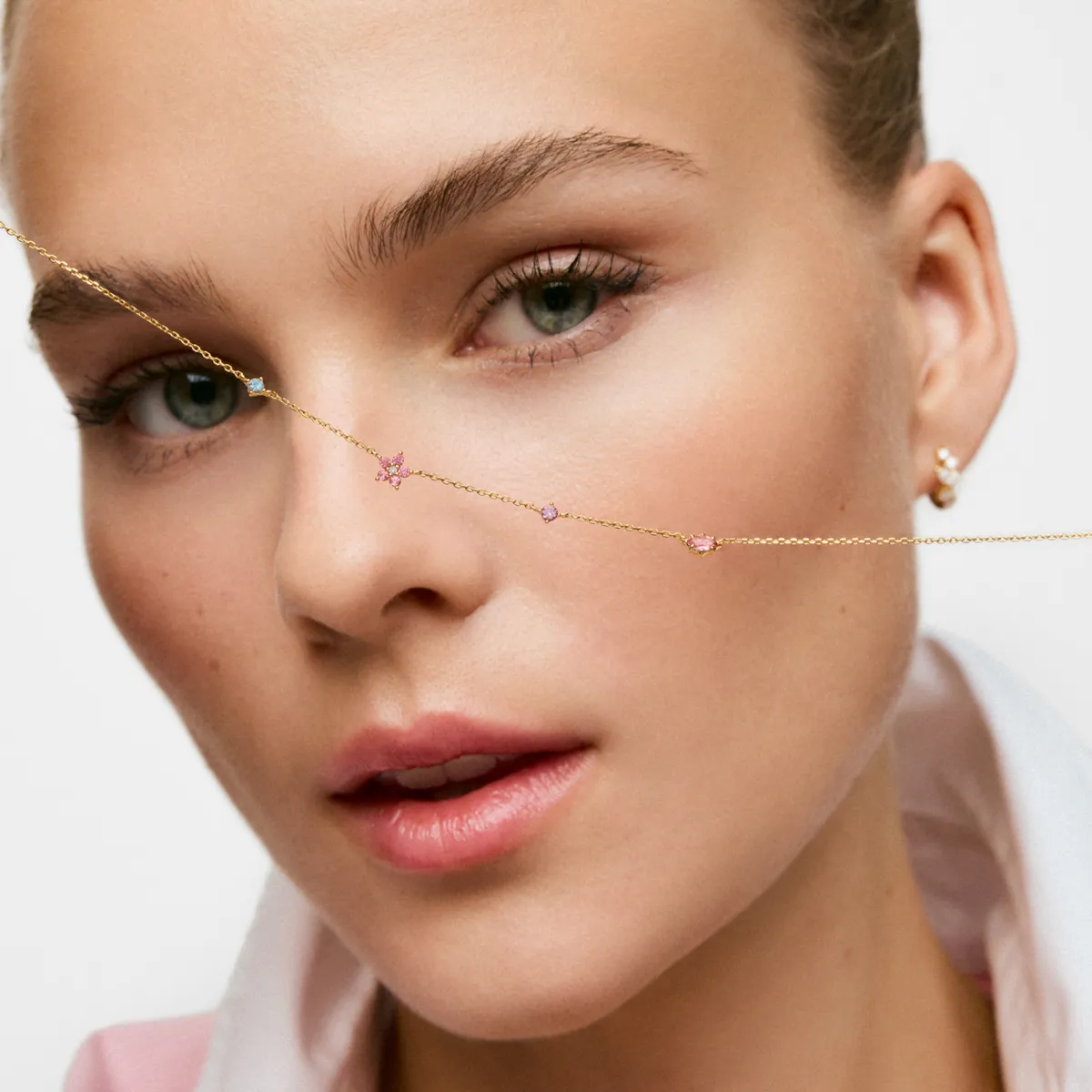 A beauty close-up with a fine gold chain across the face · Fashion retouching, TimeLäB Studio Barcelona