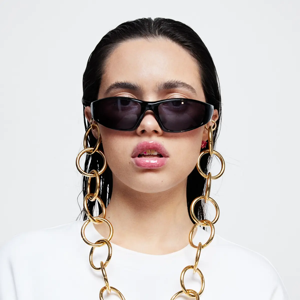 Model in sunglasses with a chunky gold chain necklace · Fashion retouching, TimeLäB Studio Barcelona