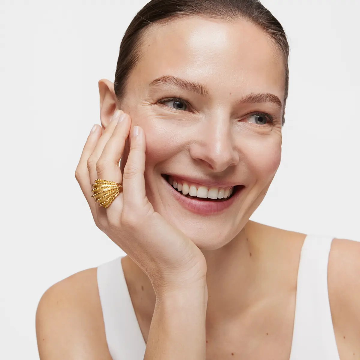 Portrait with a gold ring resting against the cheek · Fashion retouching, TimeLäB Studio Barcelona