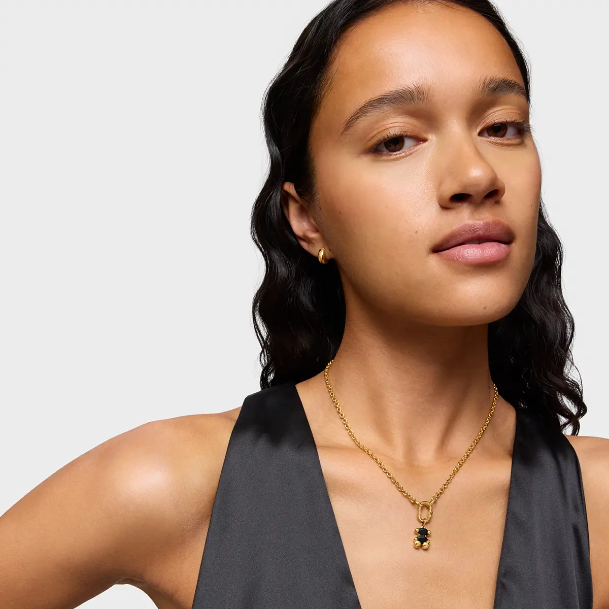 Model wearing a fine pendant necklace · Fashion retouching, TimeLäB Studio Barcelona
