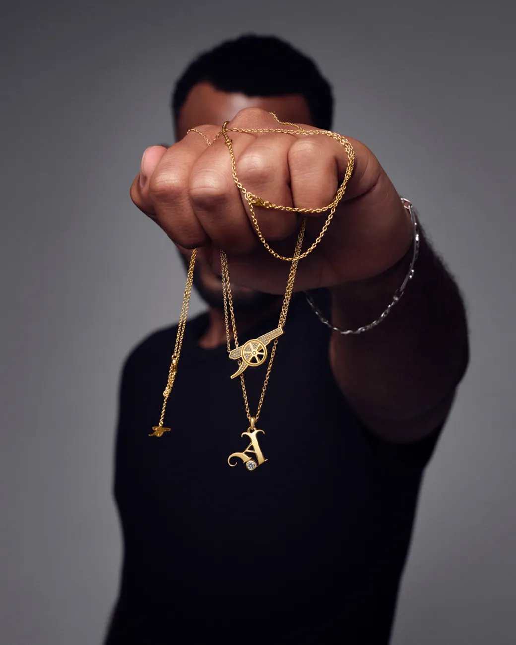 A model wearing layered gold chains · Jewellery photography, TimeLäB Studio Barcelona