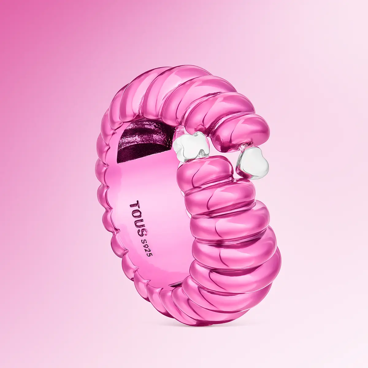 Textured pink ring on a pink background · Jewellery photography, TimeLäB Studio Barcelona