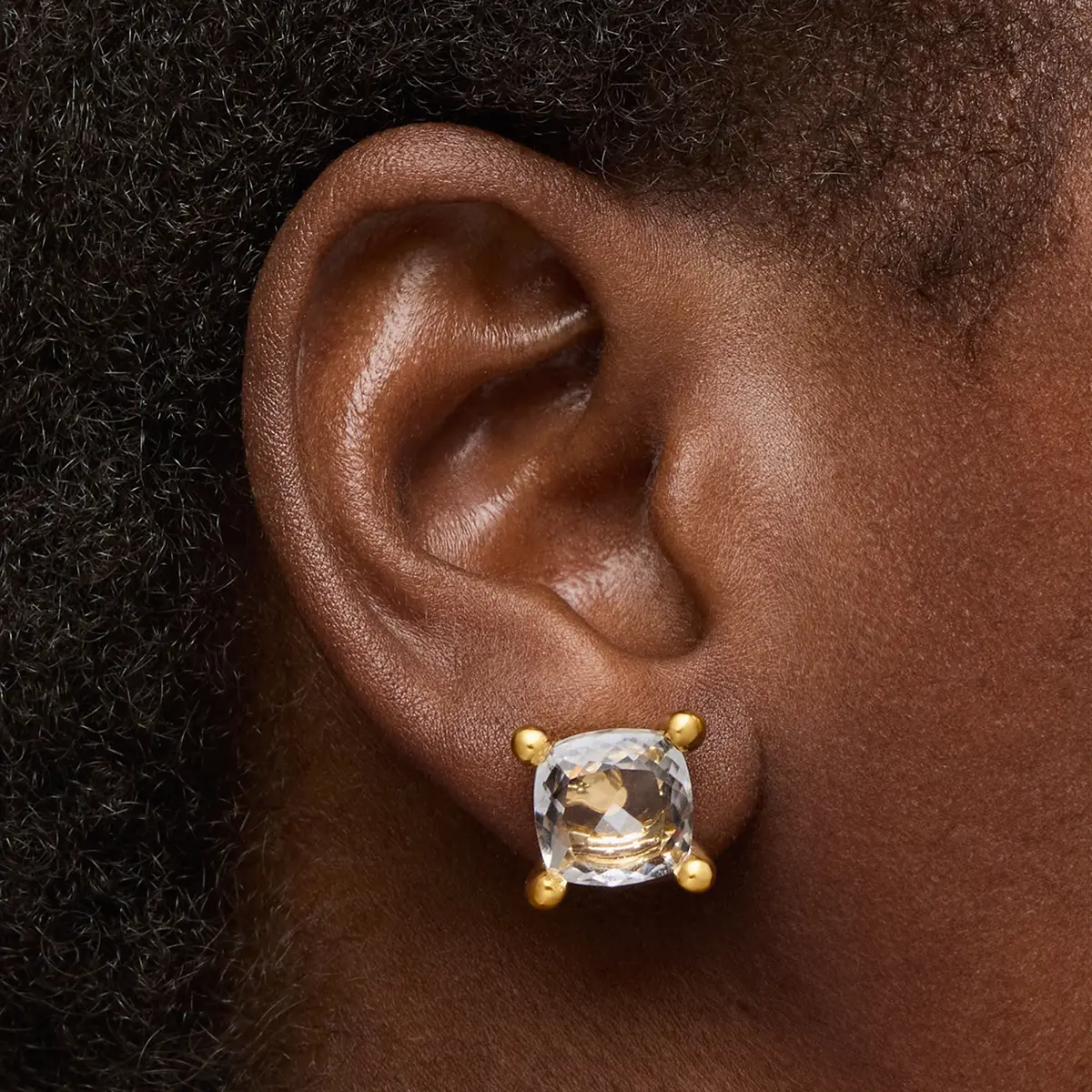 Gold and stone earring on the ear, skin retouched · Photo retouching, TimeLäB Studio Barcelona