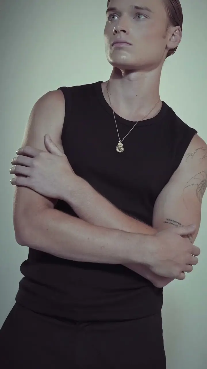 Gold-plated silver, filmed on the neck